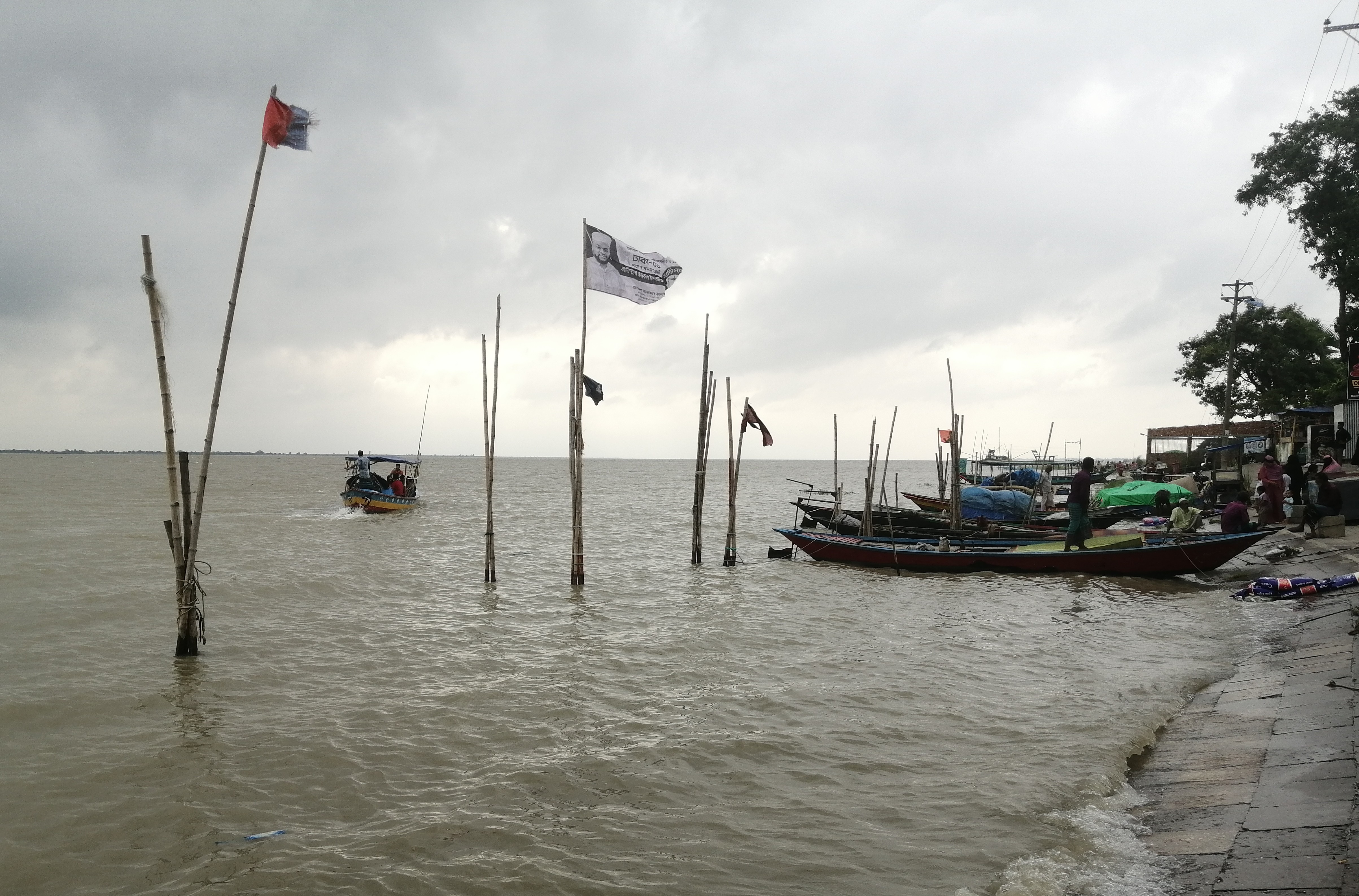 বর্ষায় পদ্মা নদীর মেঘময় রূপ